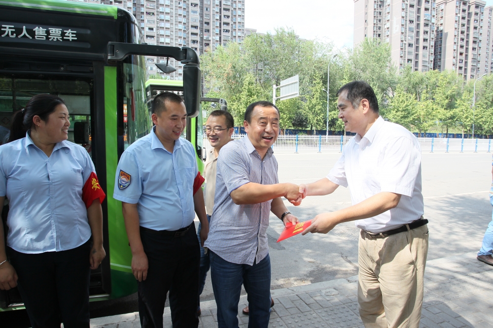 市運(yùn)管局領(lǐng)導(dǎo)慰問(wèn)一線員工