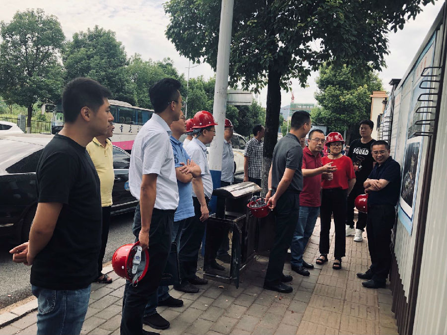 2019年8月13日 市發(fā)改委交通處和市交通局綜合規(guī)劃處領(lǐng)導(dǎo)檢查指導(dǎo)東城公司公交首末站有關(guān)情況(3).jpg